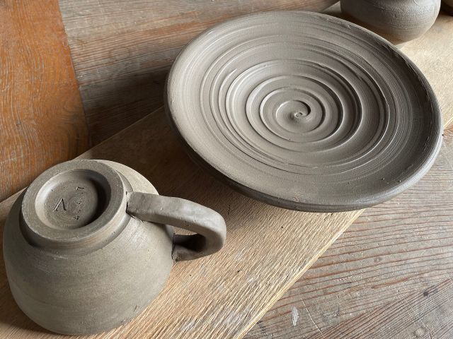 底の高台は、当工房で削り出しします。マグカップなどに、取っ手も付けられます。大きい作品、パスタ皿はオススメです。