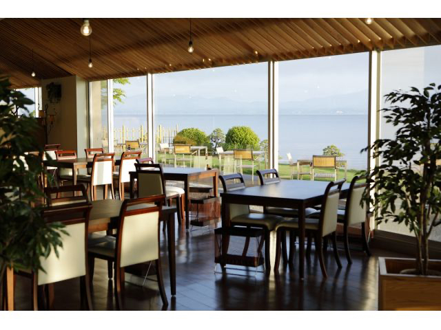 朝のレストランは朝日が差してさわやかな気分になります