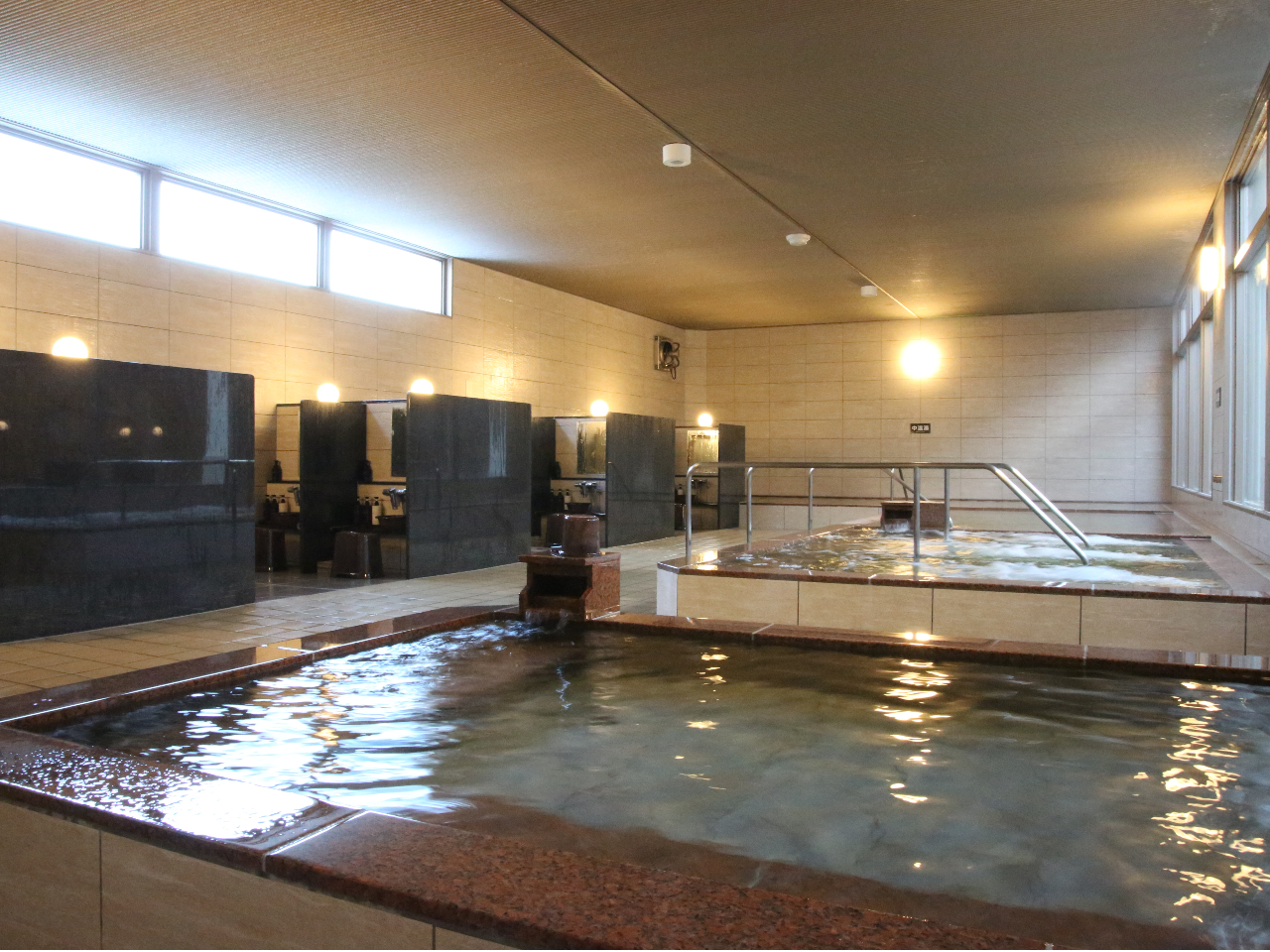 様々な浴槽を楽しめる内湯