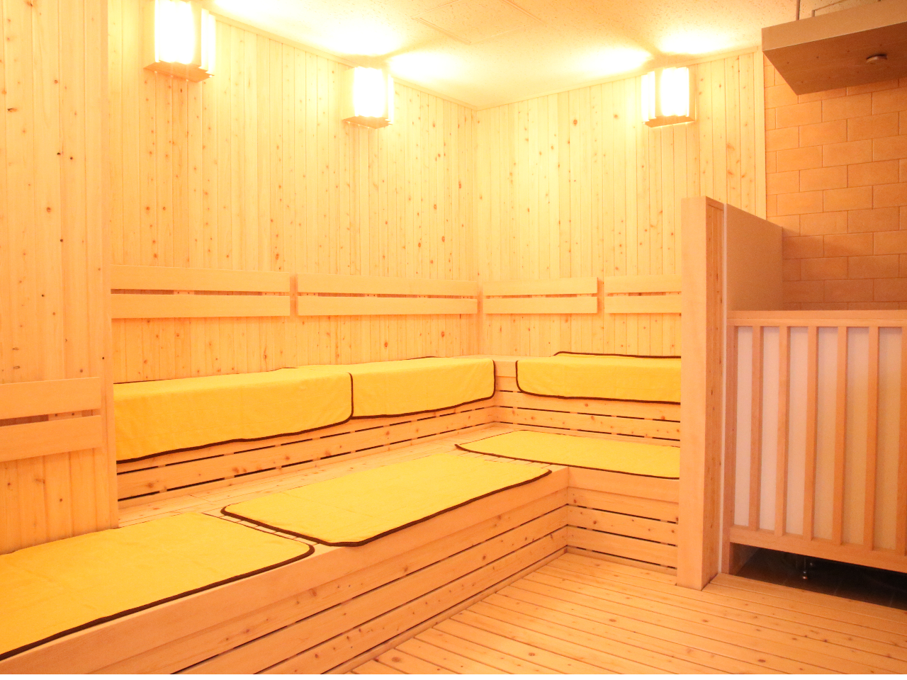 オートロウリュ機能と50型の大画面テレビを備えたサウナ