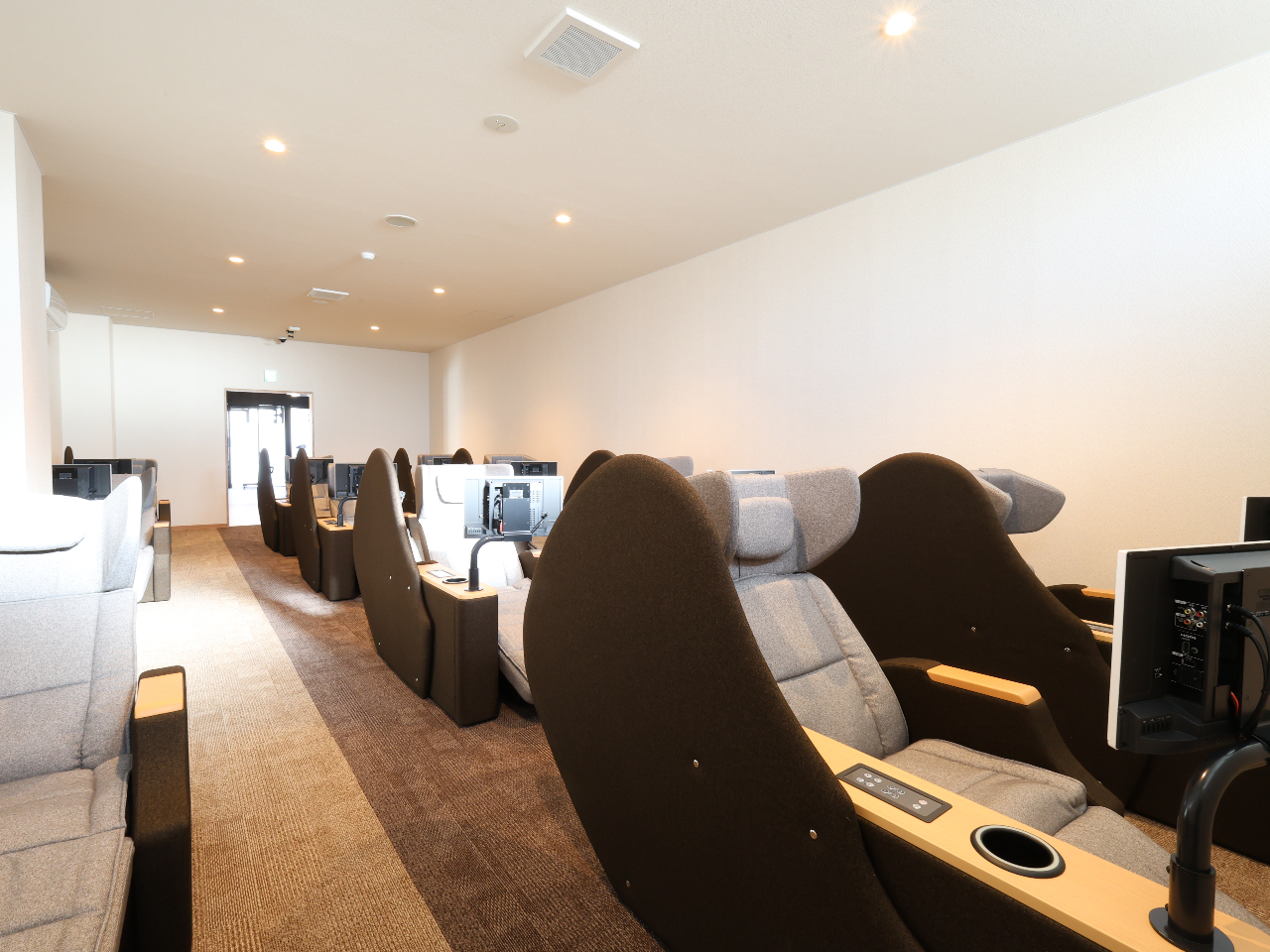 リクライニングチェアには、19型テレビとシート内蔵スピーカー付き。コンセントやUSB充電、Cタイプ充電機能も完備!