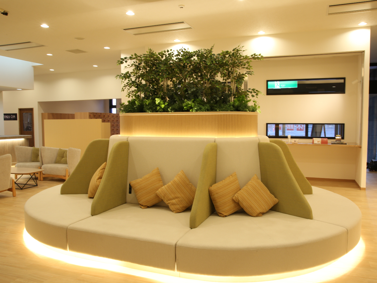 虎杖浜温泉ホテルのシンボル的な存在となる独自性ある「楕円形の大型ソファー」がお客様をお迎えします。