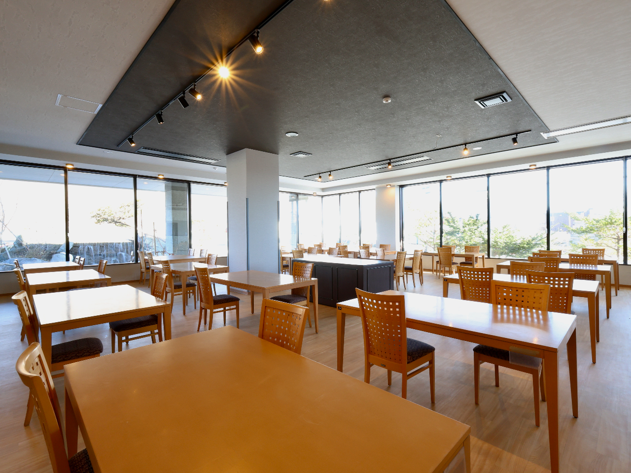 館内レストランではお食事もできます。 ランチ営業11:30〜14:30 ディナー営業17:30〜21:00