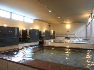 様々な浴槽を楽しめる内湯