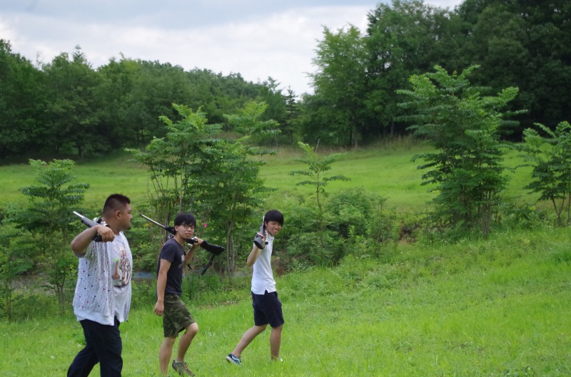 まず受付で、簡単な講習を受けた後、ライフルとスコア表を持っていざ出発!家族みんなで冒険気分でターゲットを探します。