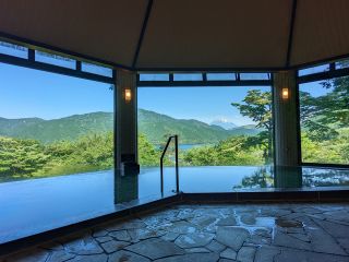 【男性内風呂】内風呂からも芦ノ湖の景色をゆったり眺めることができます。