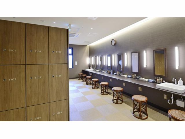 【ロッカー・パウダールーム】クレンジング・洗顔・化粧水などの各種アメニティーや、一部ReFa(リファ)のドライヤーも導入しています。