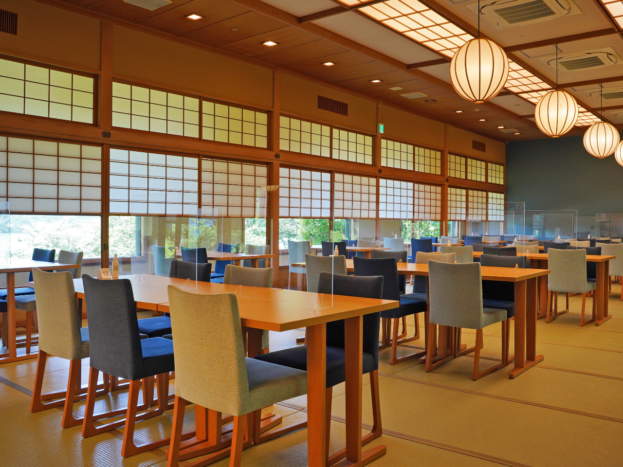 【お食事処 富士】ゆったりくつろげるお食事処では旅館の料理長ならではの料理をお楽しみいただけます。※メニュー例: ”湯豆腐御膳”など