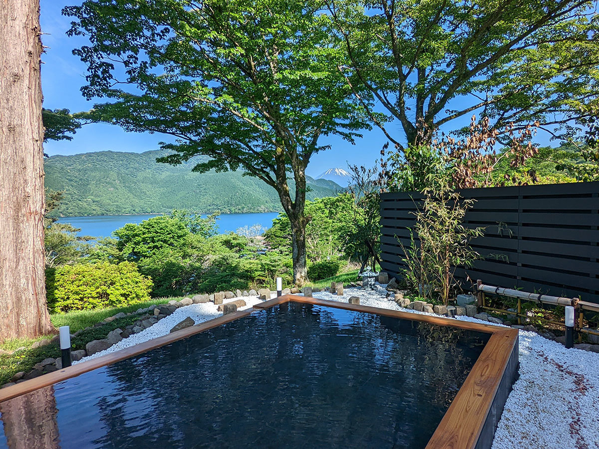 【男性風呂「夢殿」 露天風呂】雄大な芦ノ湖の自然と一体となるようなダイナミックな景色と、富士山を同時に望むロケーションの素晴らしさが特徴です。