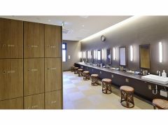【ロッカー・パウダールーム】クレンジング・洗顔・化粧水などの各種アメニティーや、一部ReFa(リファ)のドライヤーも導入しています。