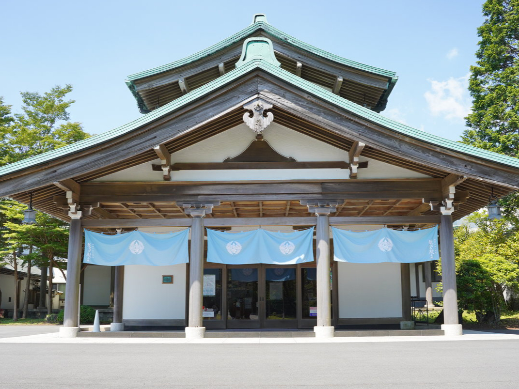 【龍宮殿本館 正面】京都 平等院鳳凰堂をモデルにし設計された龍宮殿本館、かつては静岡県 浜名湖に建てられました。1957年に箱根・芦ノ湖へ移築し現在龍宮殿へ。