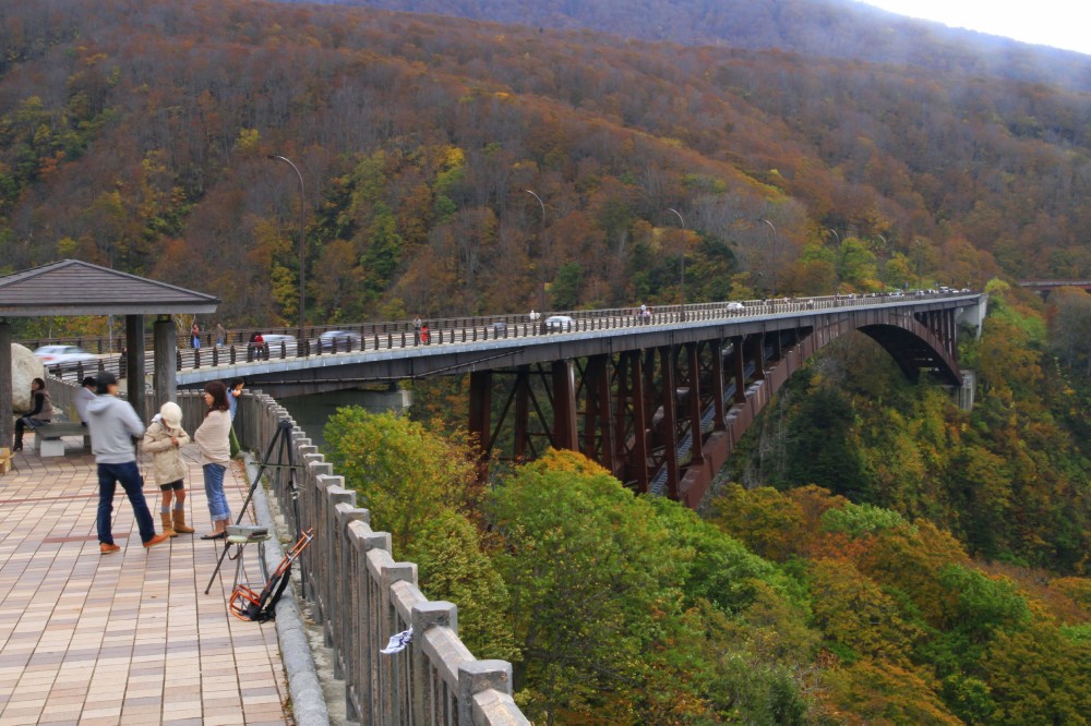 ���{��̃A�[�`���郖�q�勴����̒��߂͐�i