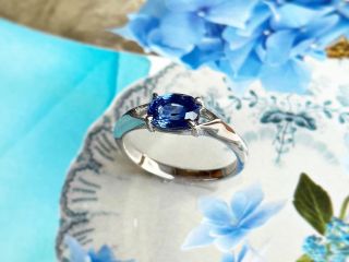 ネットで見つけた不定形デザインを参考にシンメトリーにアレンジ。 爪留めサファイアのプラチナリング 。「自分の作品を身につける事を嬉しく思います」by制作者