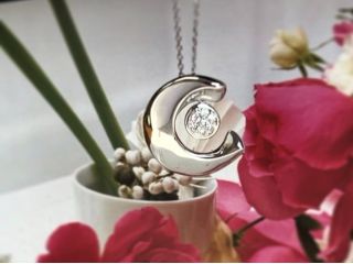 プラチナダイヤのペンダント 制作者「片方だけになってしまったピアスを利用してペンダントトップにリフォーム出来て満足です」