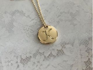 イニシャル「k」のペンダント。