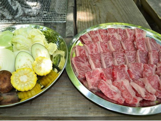 BBQの食材は肉:国産牛カルビ、野菜:キャベツ・玉ねぎ・にんじん・しいたけ・トウモロコシ・ピーマン(季節により野菜の内容が変更になる場合がございます)