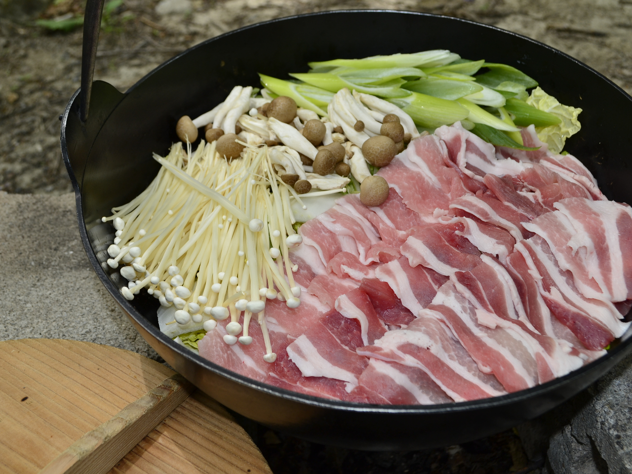 みそ仕立ての仙台風芋煮♪豚肉・しめじ・ネギ・えのき・里芋など具沢山!!
