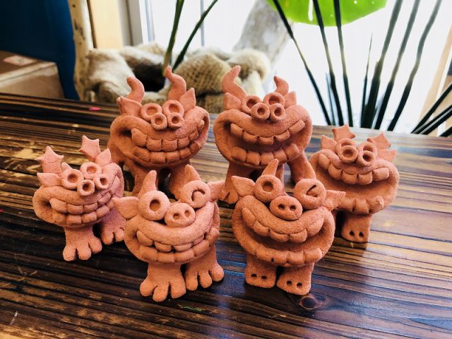 講師と一緒にこんな感じのシーサーを作ります♪でも顔は自由に!