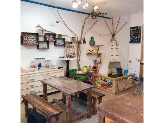 かわいいティピテントのある店内