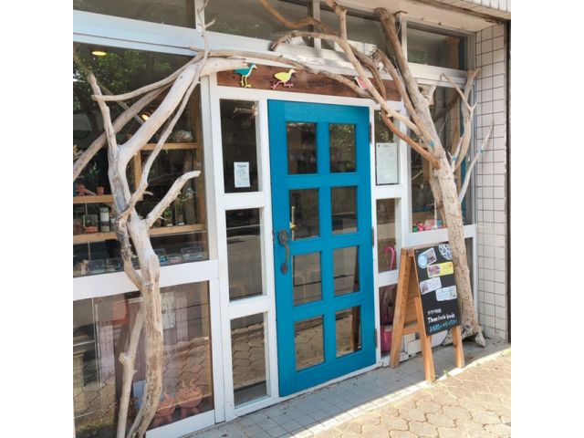 流木アーチと青い扉が目印です
