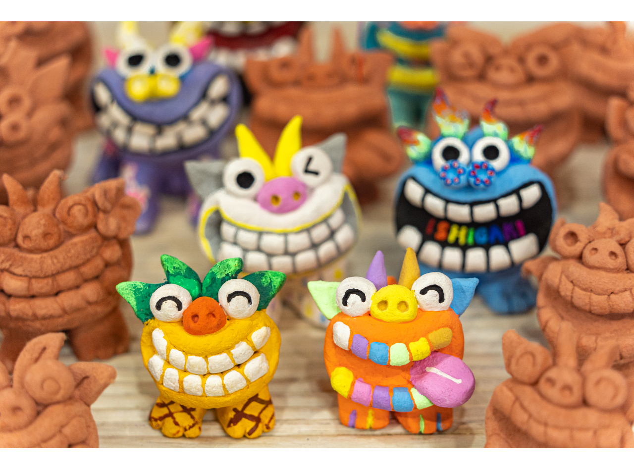 好きな表情を作って、好きな色でぬってオリジナルシーサーの出来上がり!