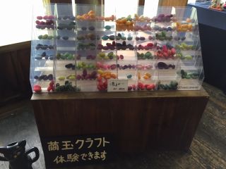 色彩豊富な「繭」を取り揃え!色選びから体験スタート!