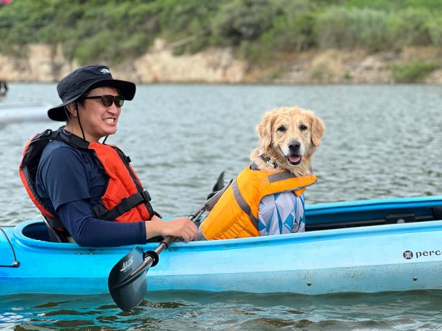 愛犬と一緒にカヌーで水遊び!