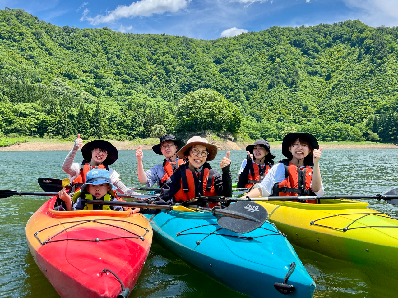 青い空と緑の山々に囲まれた白川湖でのカヌー