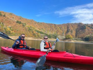 秋の紅葉を湖上から。