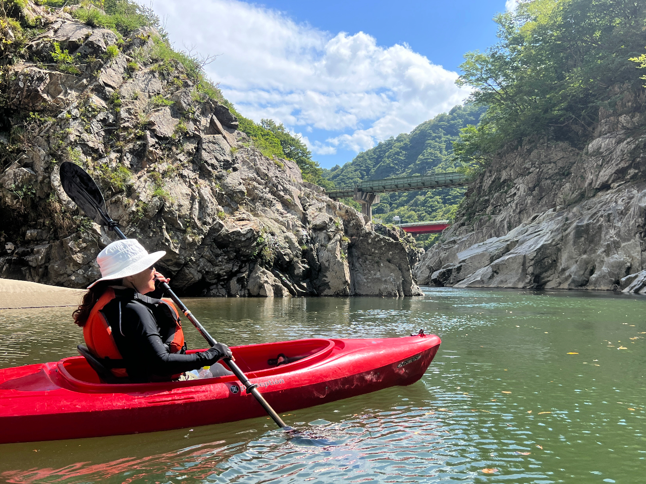 【東北・山形】赤芝峡カヌーツアー!迫る山肌と峡谷を流れる冒険アドベンチャー★ガイ...