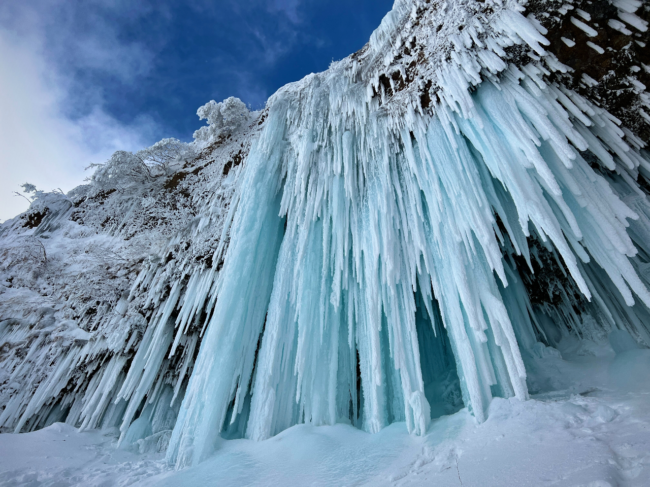 【山形・蔵王】氷瀑スノートレッキング 山形の冬の絶景を歩く!映画のような氷の世界...