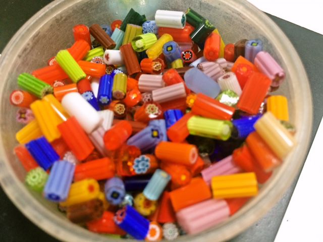 何百、何千と種類のあるフリットやビーズを使い、デザインを作ります。写真のビーズはイタリア産でカラーがとても可愛いですよ♪