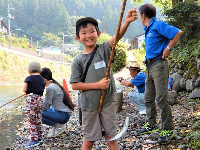 北浅川でます釣り体験 餌釣り 10尾まで釣り放題 ファミリー カップル 女性 子供 北浅川恩方ます釣場 じゃらん遊び体験 北浅川でます釣り体験 餌釣り 10尾まで釣り放題 ファミリー カップル 女性 子供 北浅川恩方ます釣場 じゃらん遊び体験