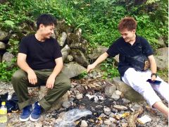 釣れた魚を川原でBBQ。焼きたてはうまい!