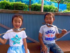 BBQハウスは屋根と火をおこす場所があります。釣った魚はもちろんのこと、食べたい食材を持ち込んで楽しんでください。