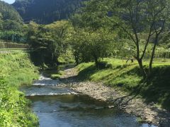北浅川の渓流を利用した釣場です。木陰もあり爽やかです。