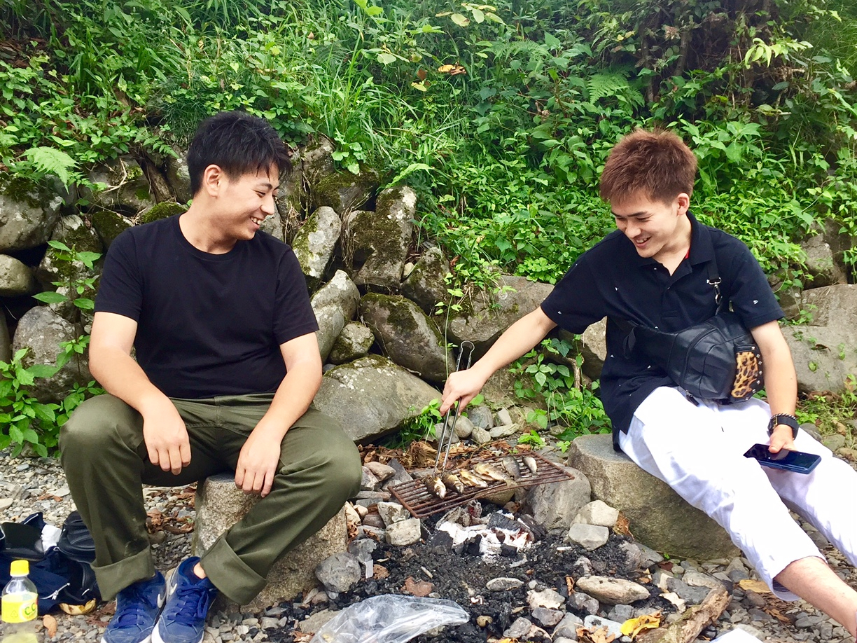 釣れた魚は、川原でBBQ〜。会話も弾みます(^^♪