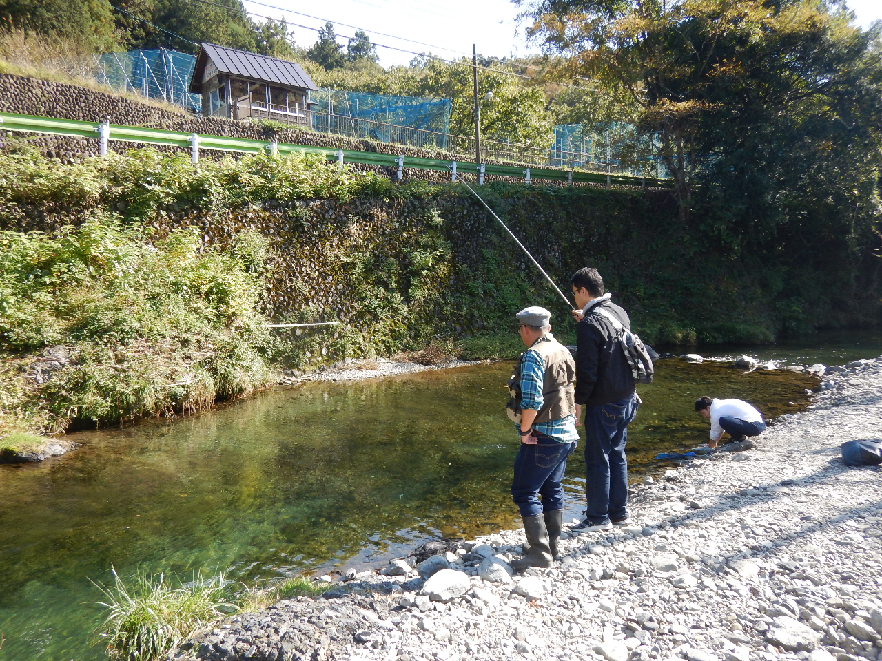 毛鉤教室 午後の部。左はインストラクターです。(教室はイベント開催時にお申込みください。)