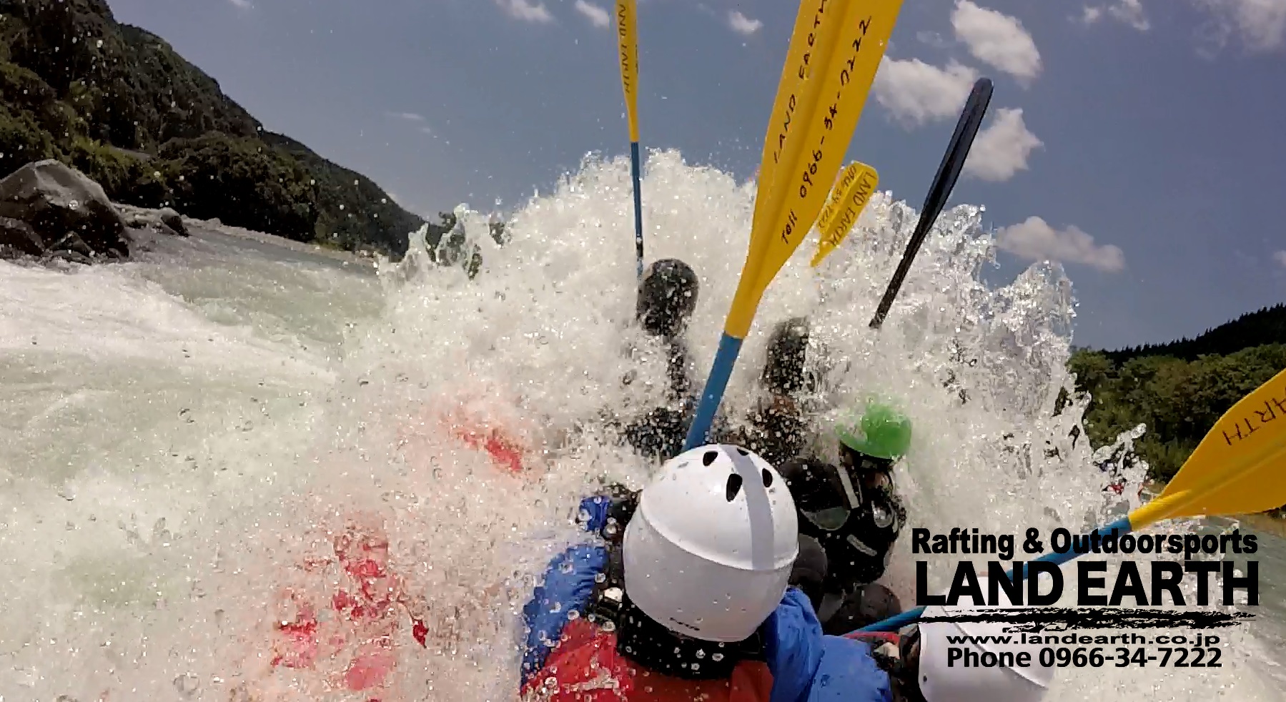 水しぶきを全身で浴びながら仲間たちと激流を乗り越えよう!