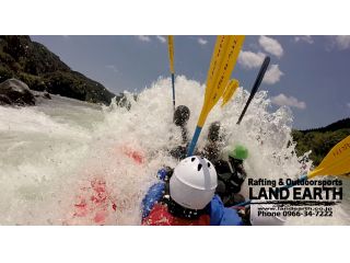 水しぶきを全身で浴びながら仲間たちと激流を乗り越えよう!