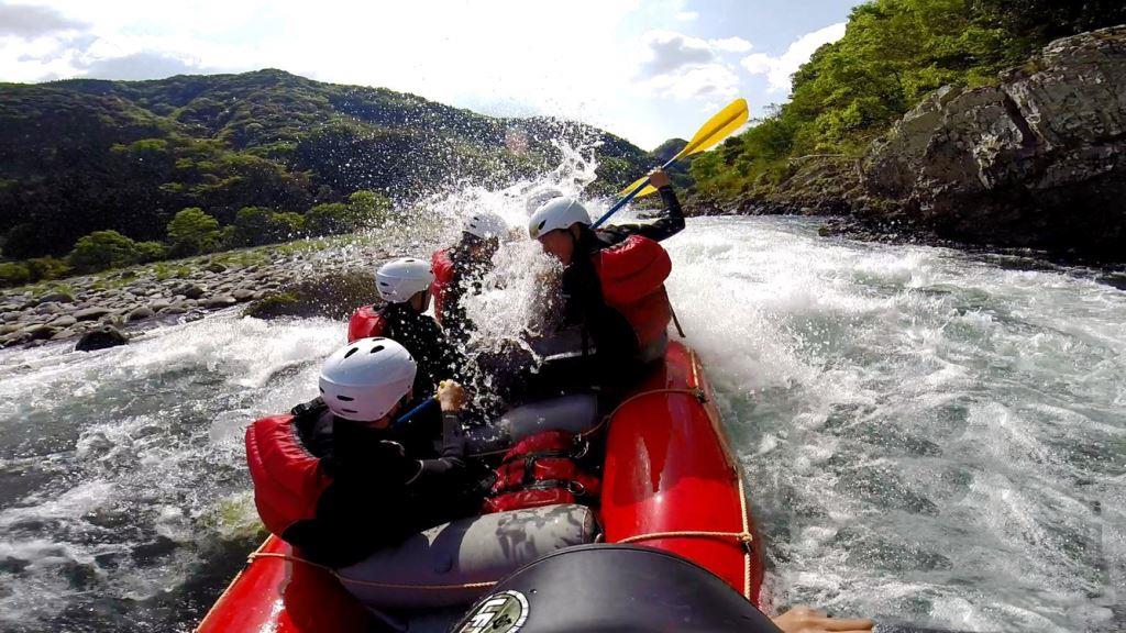 激流を真近で見れるのは一番前のシートです!