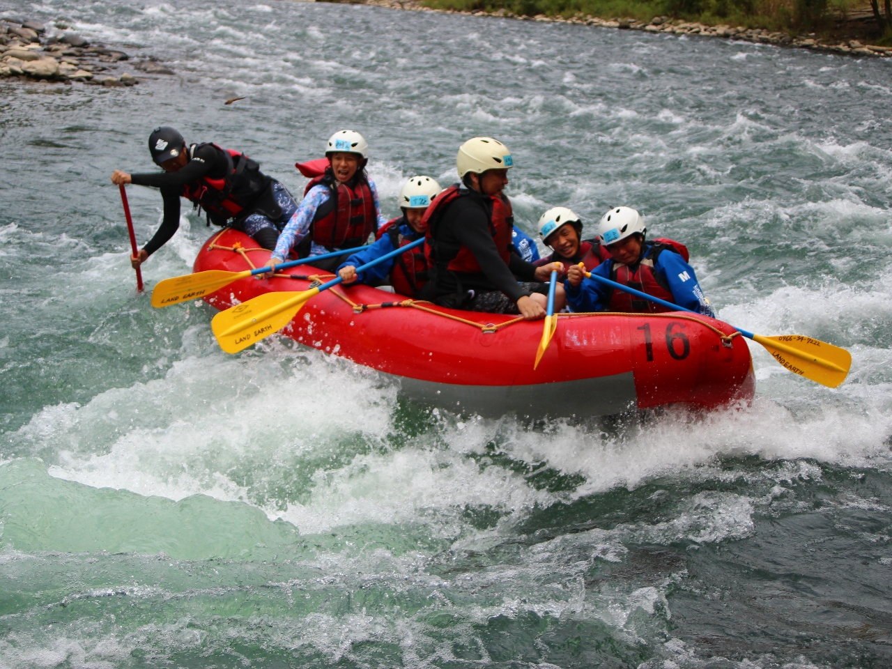 凄腕ガイドがどんな激流も最高の遊び場に!