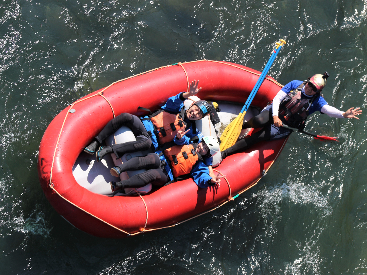 ラフティング中は空も太陽もアナタのモノです!
