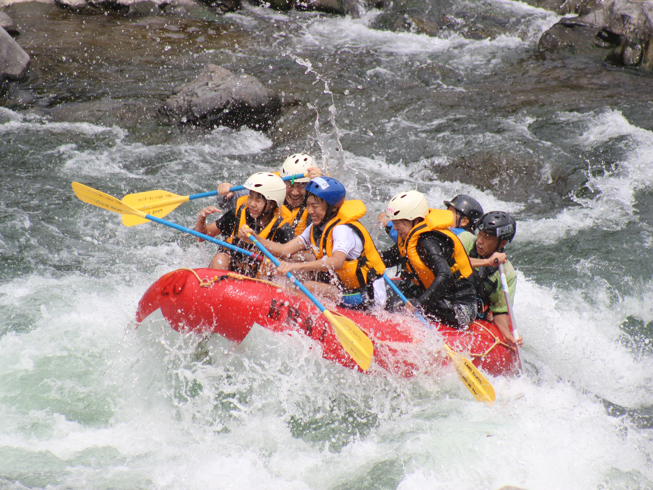 水しぶきを全身で浴びながら仲間たちと激流を乗り越えよう!