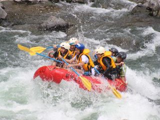水しぶきを全身で浴びながら仲間たちと激流を乗り越えよう!