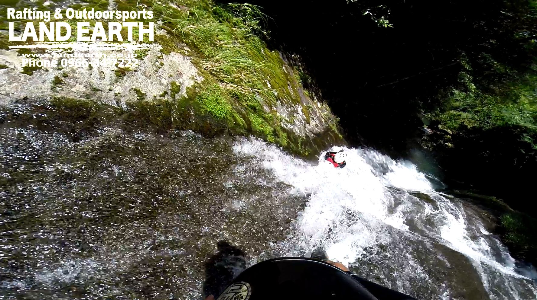 ランドアースのキャニオニングのメインイベント!15M天然ウォータースライダー!うつ伏せで頭から滑降するスーパーマンスタイルに挑戦してみる?