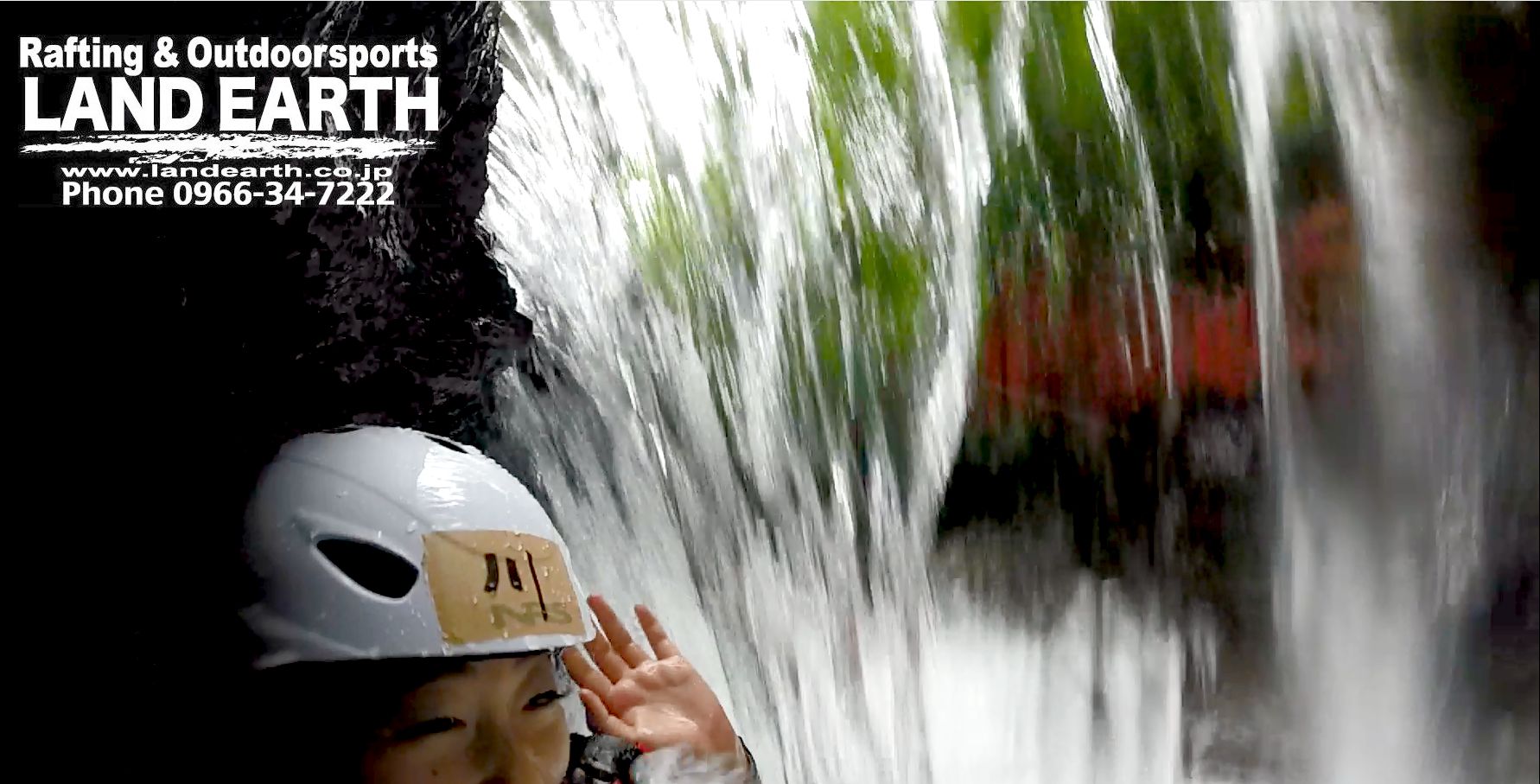 滝の裏側に入れる場所も!美しい水のカーテンの中は、どんな大きな声を出してもok!ここで日頃のストレスも水に流しましょう♪