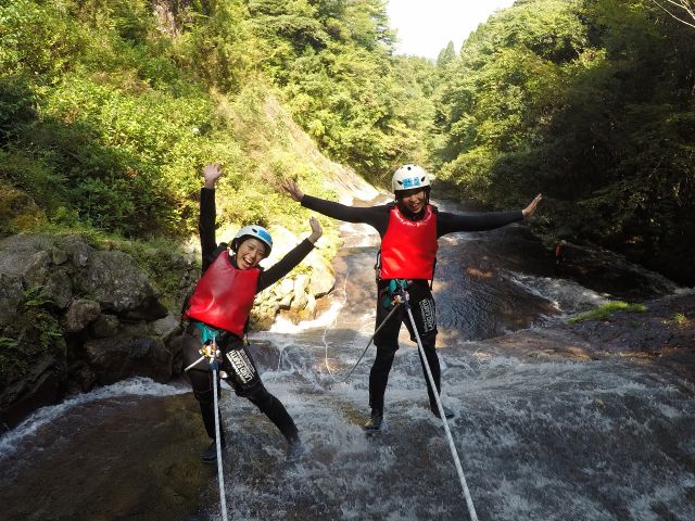 キャニオニングのメインイベントの一つがロープを使った滝下り!ロープを信用することがポイントです!