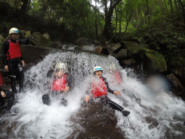 滝のようなこの場所はなんと裏側に入れます!