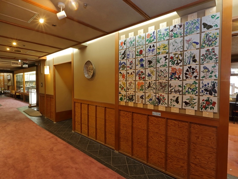 館内の様子(大女将が作陶した九谷焼の陶芸品をお楽しみいただけます)